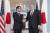 고노 다로(왼쪽) 일본 외무장관과 마이크 폼페이오 미국 국무장관이 23일(현지시간) 워싱턴에서 외무장관회담을 하기에 앞서 악수를 하고 있다. [EPA=연합뉴스]