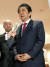 아베 신조(安倍晋三) 일본 총리가 지난 11일 방문지인 홋카이도(北海道) 삿포로(札晃)에서 기자들의 질문에 답하고 있다. [교도=연합뉴스]