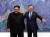 문재인 대통령과 김정은 국무위원장이 4월 27일 판문점 평화의집 2층 회담장에서 기념촬영을 하고 있다.