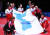 지난 4일(현지시간) 스웨덴 할름스타드에서 열린 세계탁구선수권 여자 단체전 일본과의 준결승전에서 아쉽게 패배한 남북 단일팀 선수들이 한반도기를 들고 기념촬영을 하고 있다. [대한탁구협회 제공=연합뉴스]