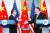 마이크 폼페이오 미국 국무부 장관(오른쪽)과 왕이 중국 국무위원 겸 외교부장이 23일(현지시간) 워싱턴DC 국무부에서 기자회견 뒤 악수하려 하고 있다. 폼페이오 장관은 ’북한이 비핵화하는 날까지 압박은 계속될 것“이라며 ’중국을 포함한 모든 나라가 그들의 의무를 다하길 기대한다“고 말했다. [EPA=연합뉴스]