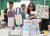자폐인의 재능 재활을 실천하는 서울시 사회적기업인 &#39;오티스타&#39;의 관계자가 자폐인 디자이너가 그린 그림으로 제작된 가방을 들어보이고 있다. 우상조 기자