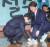 유승민 바른미래당 대표가 4월 8일 서울 종로구 동일빌딩에서 안철수 후보 선거사무소 개소식에 참석했다. 안 후보에게 운동화를 선물한 유 대표가 직접 끈을 묶어 주고 있다. / 사진·연합뉴스