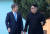 문재인 대통령과 김정은 국무위원장(오른쪽)이 4월 27일 오후 판문점 ‘도보다리’까지 친교산책을 한 뒤 회담장인 평화의 집으로 향하고 있다. 청와대사진기자단