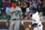 캔자스시티 로열스의 17번 헌터 도지 선수(왼쪽)가 같은 17번을 단 추신수 선수가 홈런을 치고 베이스를 도는 모습을 지켜보고 있다.[AFP=연합뉴스]