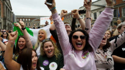 국민투표로 '낙태 원칙적 금지' 규제 깬 아일랜드…한국은