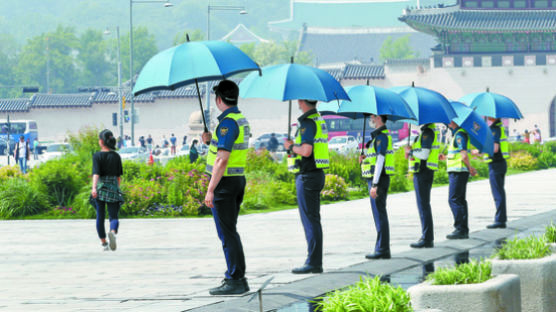 [사진] 뙤약볕에 우산 쓴 경찰 … 오늘 소나기