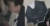 이명희 일우재단 이사장이 30일 경찰 출석 과정에서 마주친 취재진을 피하기 위해 우산으로 얼굴을 가리는 모습이 YTN 카메라에 포착됐다 [YTN영상 캡처] 