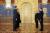 2012년 러시아 대통령 인수인계식에서 블라디미르 푸틴 신임 대통령(오른쪽열 왼쪽)이 드미트리 메드베데프 전임 대통령(왼쪽열 가운데)으로부터 핵가방을 넘겨받고 있다. [사진 러시아 대통령실]