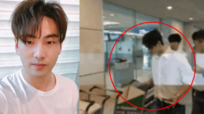 The Idol Member Who Instantly Cleared a Stuck-out Cart at an Overseas Airport 