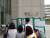 29일 연세대 중앙도서관 앞에 붙은 대자보를 읽고 있는 학생들. &#39;총여학생회&#39;를 확대 개편하자는 글과 이를 반대한다는 대자보가 함께 붙어 있었다. 허정원 기자