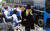 더불어민주당 &#39;평화철도111&#39; 유세단 이재정 의원이 &#39;메텔&#39; 복장을 하고 버스에 오르고 있다. 강정현 기자