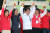 홍준표 자유한국당 대표(왼쪽 두 번째)가 지방선거 선거운동 첫날인 31일 김문수 서울시장 후보 출정식이 열린 서울역에서 김 후보와 함께 유세했다.