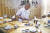  ‘오마카세’란 그 날의 음식을 셰프에게 일임한다는 의미로 셰프의 창조력과 신뢰를 기본으로 한다. 한남동 ‘스시쵸우’ 박진태 셰프가 방금 만든 스시를 바의 손님에게 접대하고 있는 모습.