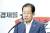 홍준표 자유한국당 대표가 31일 서울 여의도 당사에서 열린 6·13 지방선거 대국민호소 기자회견에서 지지를 호소하고 있다. [뉴스1]