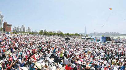 [issue&] 세계 평화, 한반도 통일 촉구 대회…2만 명 참석