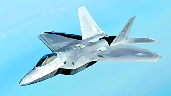 미군, 日오키나와에 4년만에 F-22 배치... "대북 압박"
