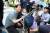 안철수 바른미래당 서울시장 후보가 6.13지방선거 공식 선거운동이 시작된 31일 오후 서울 구로구 신도림역 디큐브시티 앞에서 한 아기와 사진을 찍고 있다. [뉴스1]