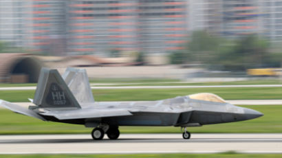 미군, 일본에 F-22 전투기 14대 한 달간 배치…“대북 압박”
