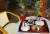 한옥을 개조한 ‘카페 볕’의 메뉴들. 왼쪽 위부터 유자에이드, 더티초코라테, 블루베리요거트, 직접 구운 마들렌, 아인슈페너(비엔나커피). 하나같이 젊은 여성들이 좋아하는 메뉴다. [손민호 기자]