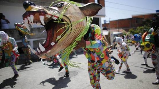 [서소문사진관] 악마들의 행진…베네수엘라 성체축일 축제