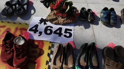 [서소문사진관]미 국회의사당 앞에 놓인 신발 속 '4645'의 의미는?