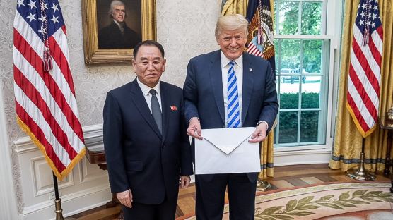 [서소문사진관]트럼프에 전달된 봉인(?)된 김정은 친서 살펴보니