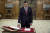 페드로 산체스 스페인 사회당 대표가 새 총리로 취임하면서 선서를 하고 있다. [AP=연합뉴스]