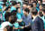  바른미래당 안철수 서울시장 후보가 3일 서울 강남역 인근에서 거리유세를 펼치며 지지자들과 인사하고 있다. [연합뉴스]