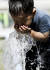 갈증을 느낀 한 어린이가 분수대 물을 마시려 하고 있다. 김경록 기자