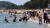 2일 강원도 속초해변을 찾은 시민과 관광객이 물놀이를 하고 있다. [연합뉴스]