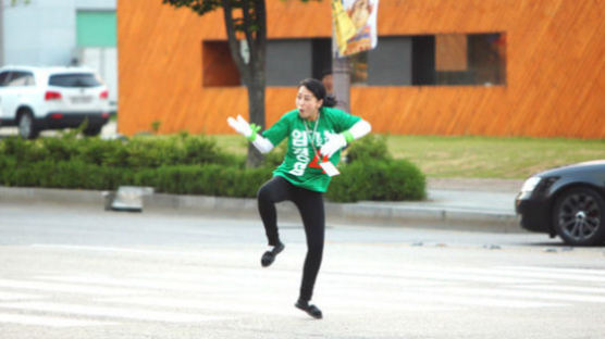선거운동원 ‘초록요정’의 깨방정 댄스 화제