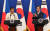 문재인 대통령과 로드리고 두테르테 필리핀 대통령이 4일 오후 청와대 본관 충무실에서 정상회담 결과를 발표한 뒤 손뼉을 치고 있다. 청와대사진기자단