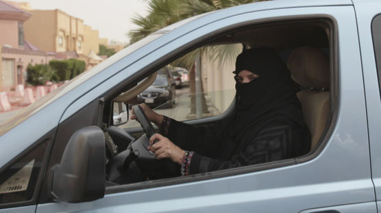 “역사적 순간” 사우디, 여성에 운전면허증 첫 발급