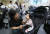 서울 코엑스에서 열린 베이비페어를 찾은 한 할머니가 손녀를 유모차에 태워보고 있다. 부모교육은 단지 엄마를 위한 게 아니라 아빠, 조부모 등 아이를 키우는 모든 이들에게 도움이 된다. [연합뉴스]