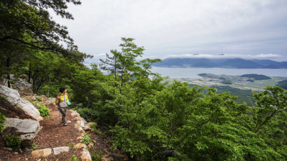 호숫가 산책로·해변 데크… 끈적한 무더위 오기 전에 걷자 