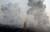 이스라엘 소방관이 5일(현지시간) 팔레스타인 시위대가 날려보낸 화염물질을 매단 연으로 인해 화재가 발생한 가자지구 인근 숲에서 진화작업을 하고 있다. [AFP=연합뉴스]