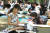 초등학생 참가자들이 6일 서울 남산공원에서 글제에 맞춰 작품을 쓰고 있다.최승식 기자