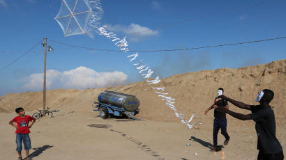 [서소문사진관] 풍선에 화염물질 달아 공격···드론 띄워 막는 이스라엘