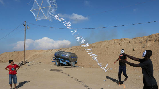 [서소문사진관] 풍선에 화염물질 달아 공격···드론 띄워 막는 이스라엘