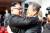 문재인 대통령과 북한 김정은 국무위원장이 26일 오후 판문점 북측 통일각에서 정상회담 마친 후 헤어지며 포옹하고 있다. [청와대 제공] 