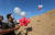  팔레스타인 시위대가 4일(현지시간) 이스라엘-가자 접경지역 인근에서 화염물질을 매단 풍선을 날려 보내고 있다. [로이터=연합뉴스]