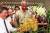 1997년 넬슨 만델라 전 남아프리카공화국 대통령이 싱가포르를 방문했을 때 그의 이름을 붙인 난초를 국가공원관리위원회 관계자가 보여주고 있다. [스트레이츠타임스 캡처]