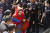 지난 5일 말레이시아 전임 총리 나집 라작의 부인 로스마 만소르가 반부패위원회 출석에 앞서 청사 앞에 도착하고 있다. &#39;사치의 여왕&#39;으로 악명 높았던 로스마는 이날 평소 애호하던 에르메스 버킨백 대신 다른 가방을 든 차림이었다. [AP=연합뉴스]