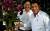2016년 로드리고 두테르테 필리핀 대통령이 자신의 이름을 따 ‘덴드로븀 로드리고 로아 두테르테’라고 명명한 난초 앞에서 사진을 찍고 있다. [로이터=연합뉴스]