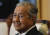 지난 5월 16일 말레이시아의 마하티르 모하맛 신임 총리가 기자회견 도중 미소를 보이고 있다. 마하티르는 지난달 9일 총선에서 야권연합을 승리로 이끌어 61년 만에 첫 정권 교체를 이뤄냈다. [AP=연합뉴스]