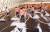 충북 괴산군 소금랜드 염전체험장에서 어린이들이 소금 수확 체험을 하고 있다. 전국에서 유일하게 바다가 없는 충북에는 소금랜드와 함께 내륙염전이라 불리는 폐소금물 처리 시설이 있다. [프리랜서 김성태]