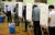 6·13 지방선거 사전투표 첫날인 8일 점심시간 종로구청 사전투표소에서 직장인들이 투표를 하고 있다. [연합뉴스]