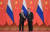 8일 베이징 인민대회당에서 시진핑(오른쪽) 중국 국가주석이 블라디미르 푸틴(왼쪽) 러시아 대통령에게 신설한 우의훈장을 수여한 뒤 악수하고 있다. [신화=연합뉴스]