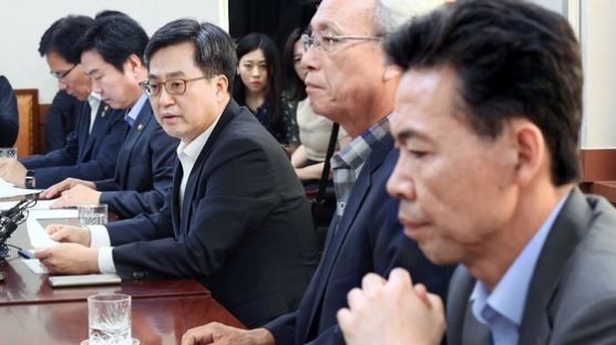 “세제·예산 동원 소득감소 대처” “소득주도 계속 땐 분배 악화”